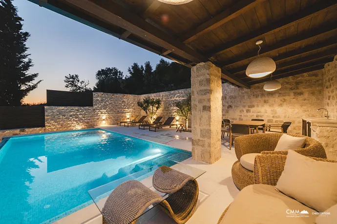 Brandneue Luxusvilla mit Swimmingpool in der Nähe von Budva
